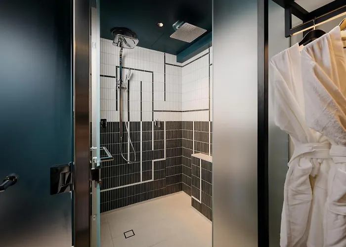 Standard Upper Floors Queen Room