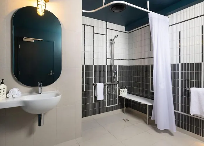 Standard Queen Room Disability Access
